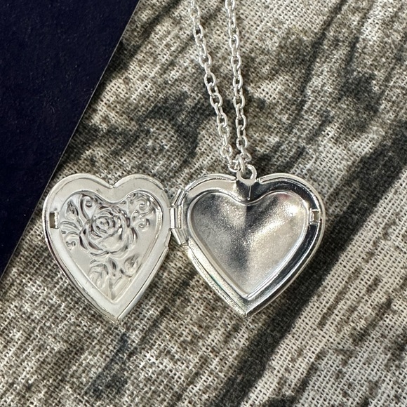 - Heart detail necklace locket new floral detail gift jewellery - Picture 7 of 7